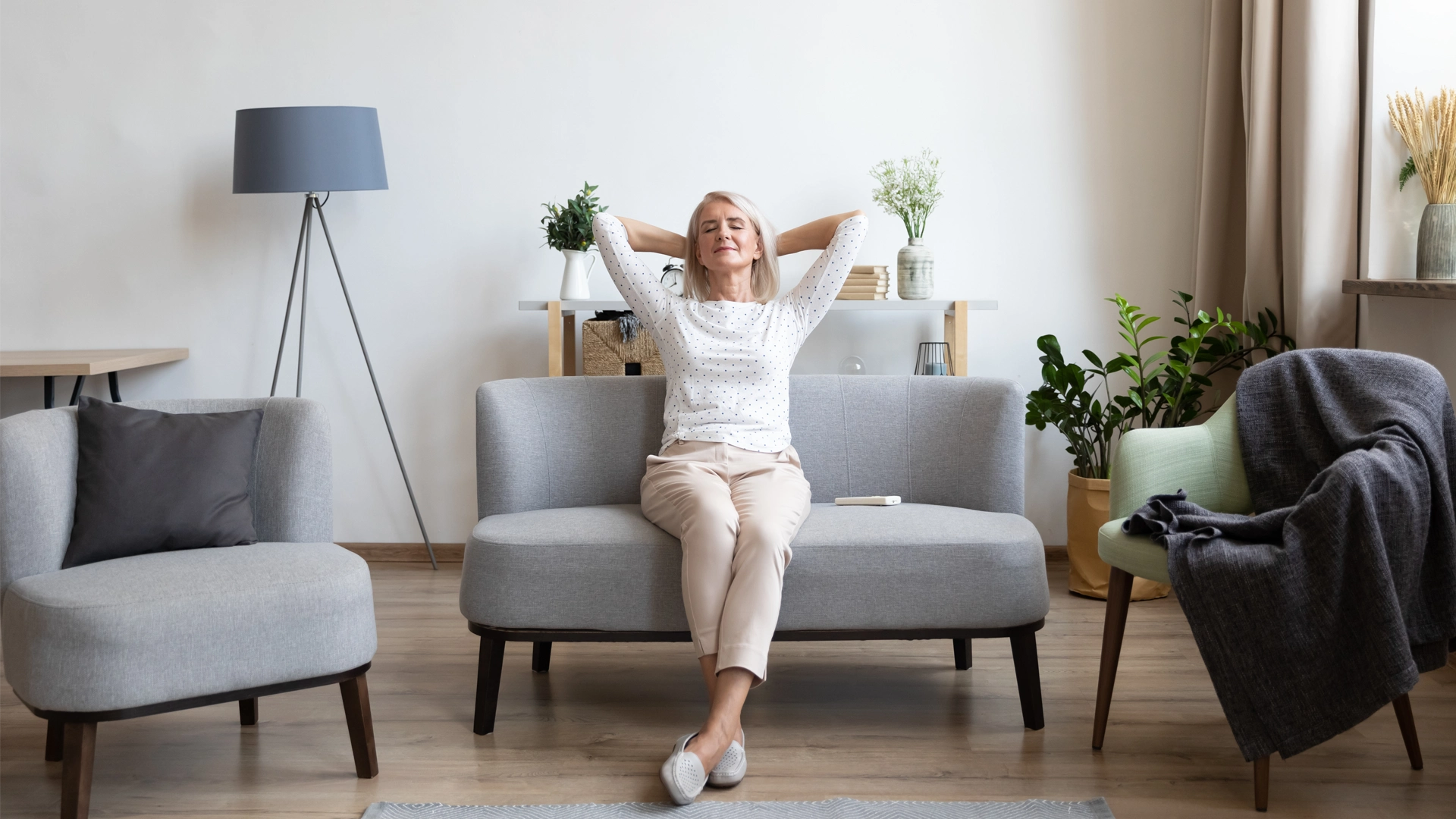 Frau sitzt entspannt auf Sofa