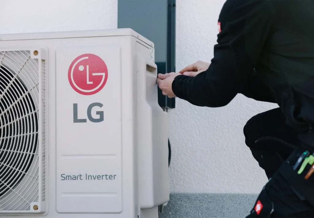 Handwerker schraubt an LG Lüftung